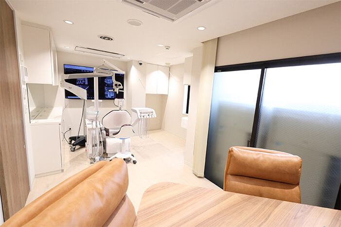 デンタルローンは高額な歯の治療費を分割で払う方法です。金融機関からお金を借りることで、月々の負担を抑えられます。