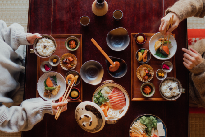 外食や飲み会でマウスピース矯正中の食事に対応するコツ