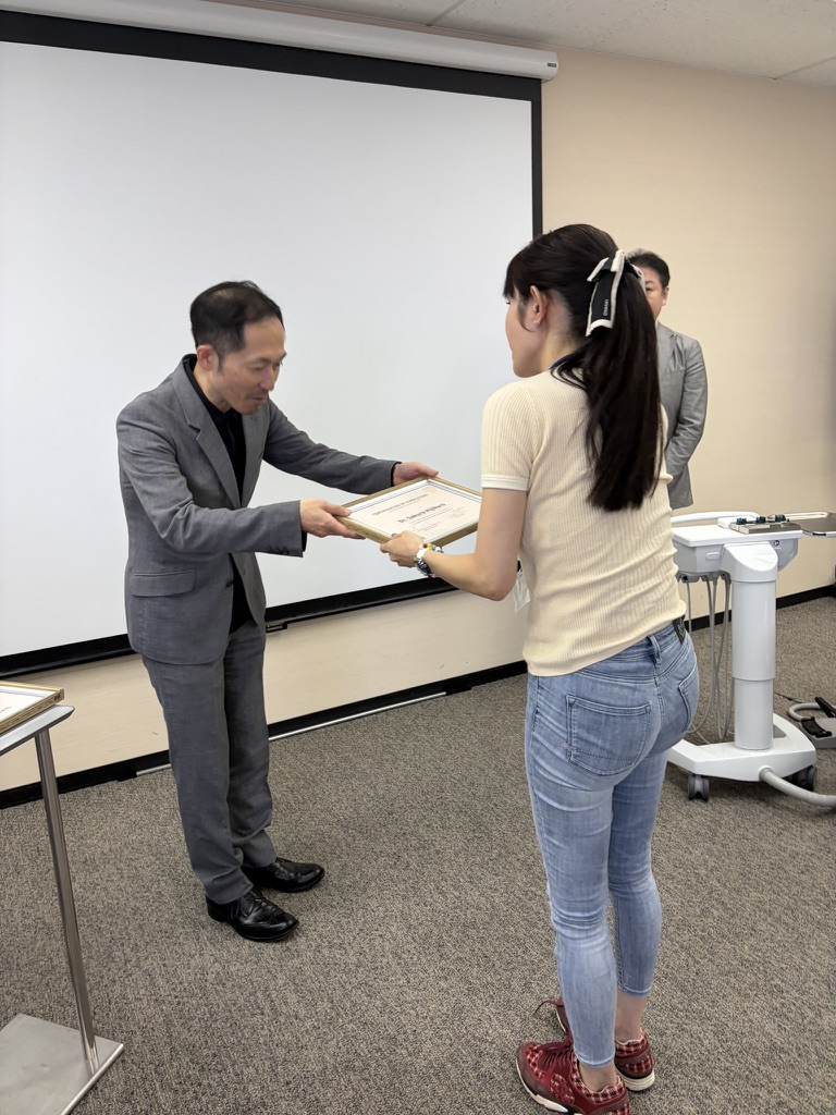 Kavoの咬合セミナーで修了証を授与される様子